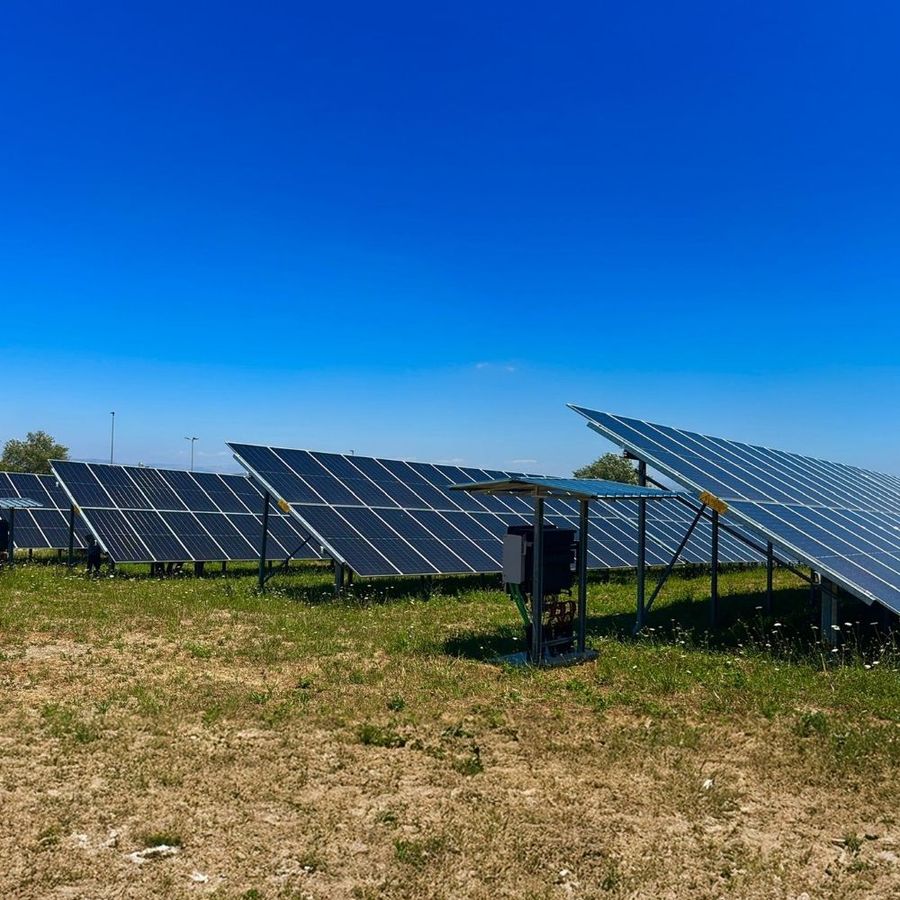 Güneydoğu İtalya'da 8 MW'lık tek eksenli tracker santralinde tracker sıraları ve kontrol kutusu