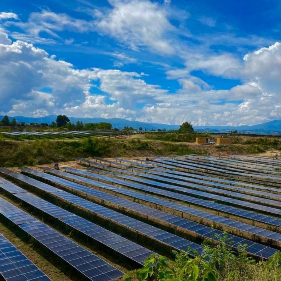 Kuzey İtalya'da 12 MW'lık tek eksenli tracker güneş santralinin sıraları